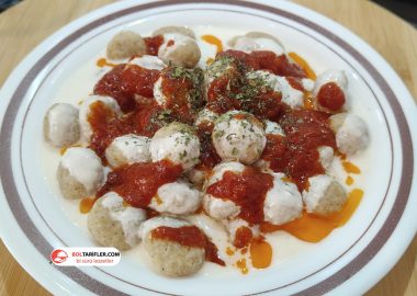Yoğurt Soslu İrmikli Bulgur Köftesi